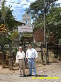 Capilla de Otramina y bifurcacion del camano hacia "Falda del Cauca" y hacia "El Cucaracho"