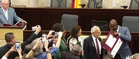 El Congreso de la República de Colombia confiere al Capitán Alberto Ospina la condecoración Orden de la democracia Simón Bolivar