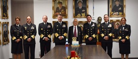 El Comandante de la Armada Nacional condecoró a Alberto Ospina con la Medalla de Servicios Distinguidos a la Armada Nacional y le hizo un homenaje por sus 100 años de vida